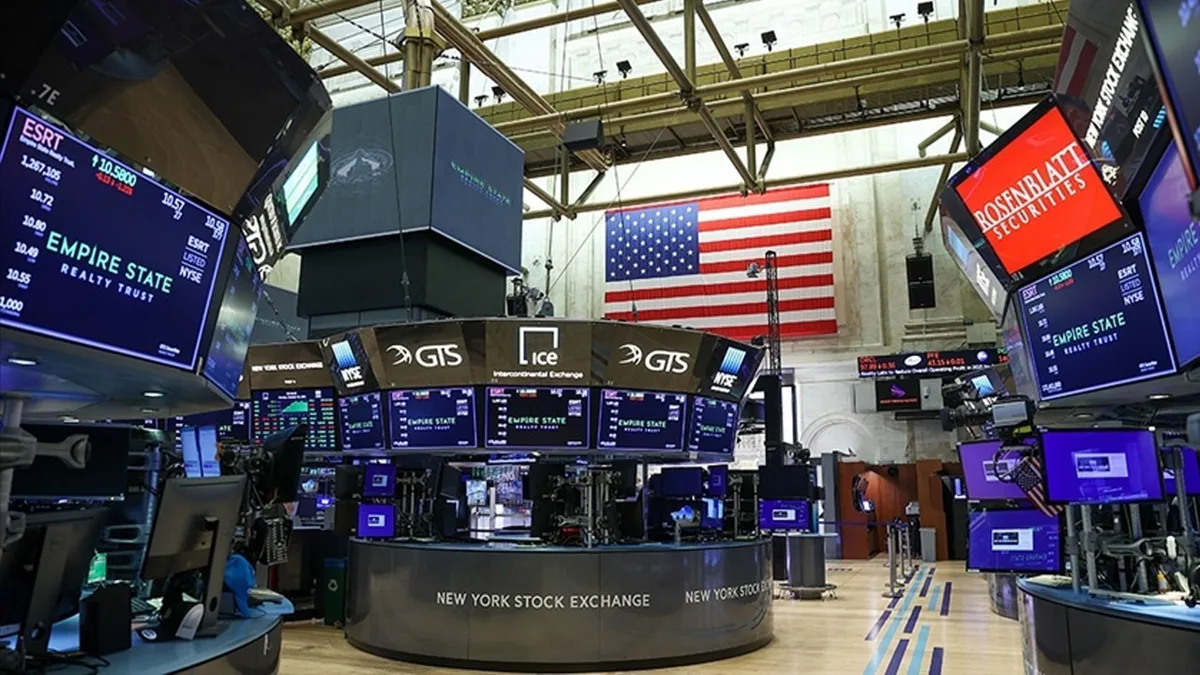 New York Stock Exchange Closes Higher Amid Falling Oil Prices and Rising AI Stocks