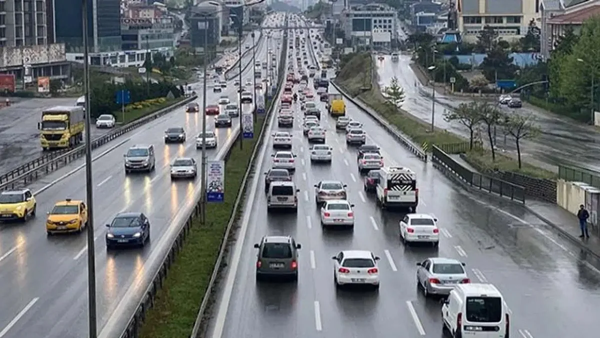 Les voies de la D-100 à Istanbul en direction d’Ankara seront réduites pendant 50 jours