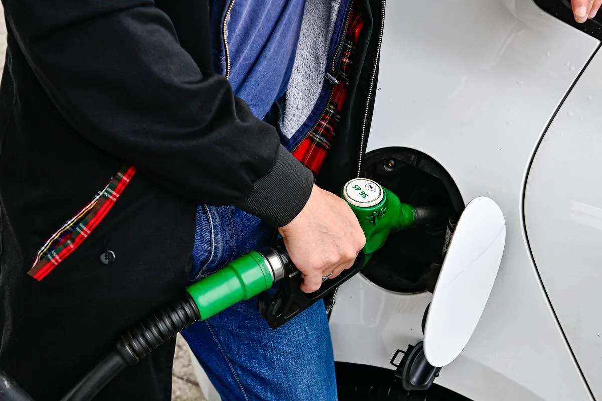 Frankreich öffnet Anträge auf 100-Euro-Kraftstoffhilfe für 5,5 Millionen Vielfahrer