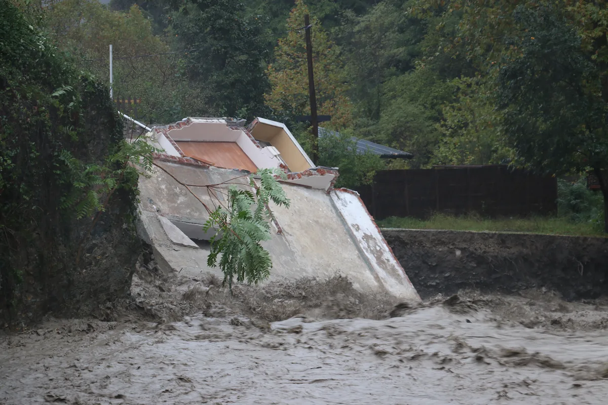 Las fuertes lluvias en Sakarya desbordan un río y derrumban una villa de dos plantas