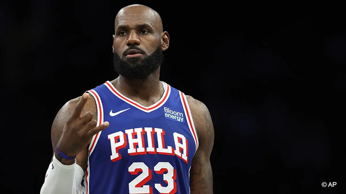 LeBron James scoort 10 punten bij zijn oefendebuut voor de Philadelphia 76ers