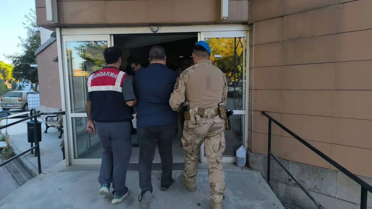Turkey: 21 arrested in İzmir for alleged FETÖ funding