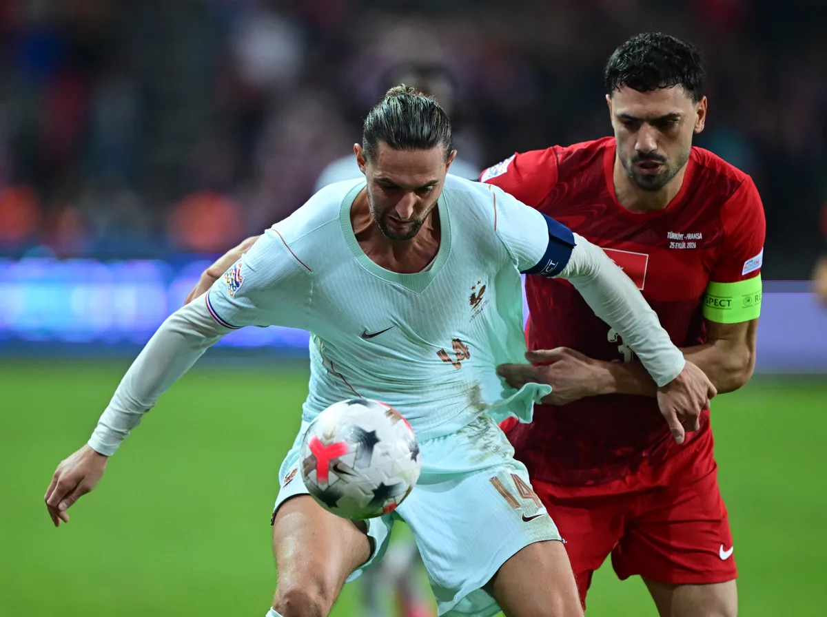 Merih Demiral critica al árbitro tras la tarjeta roja en la derrota ante Francia