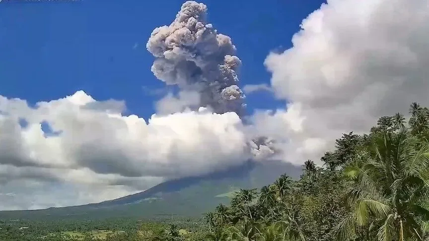 El volcán Mayon entra en erupción en Filipinas y se activa la alerta de nivel 3