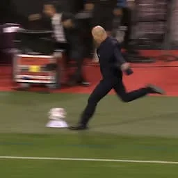 Zinédine Zidane, Fransa'nın Belçika'ya karşı kazandığı maç sonrası 'saçma' kutlamasını gülerek karşıladı
