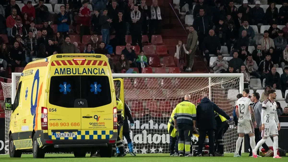 Quadri Liameed, del Sabadell, trasladado al hospital tras recibir una patada accidental en la cabeza