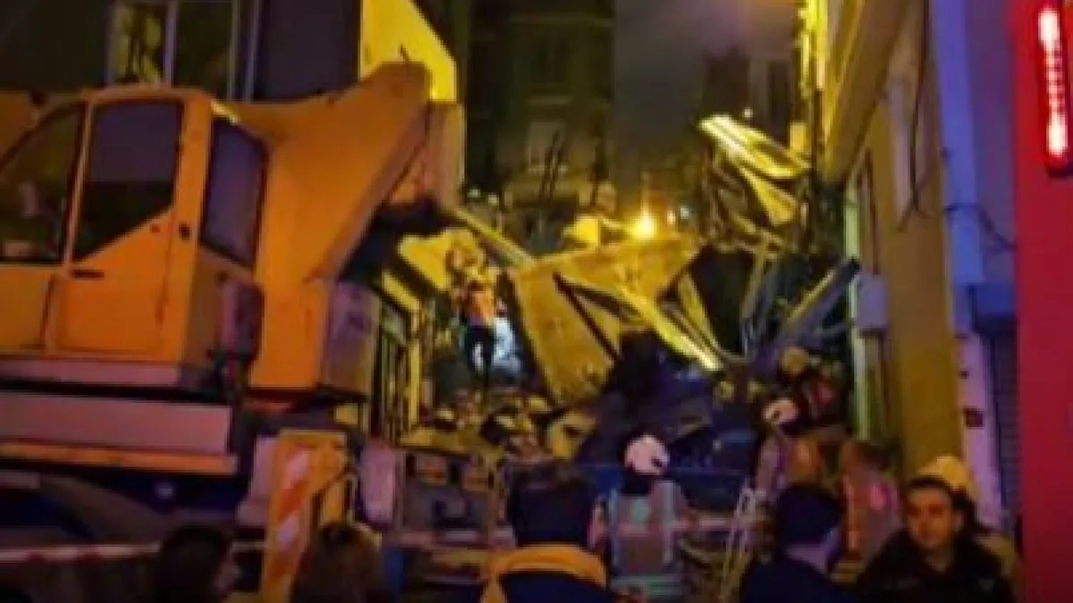 Verlaten gebouw van vijf verdiepingen ingestort in de wijk Beyoğlu in Istanbul