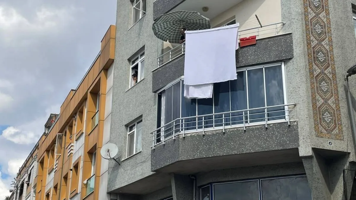 Donna muore dopo essere caduta dal balcone del 5° piano a Istanbul
