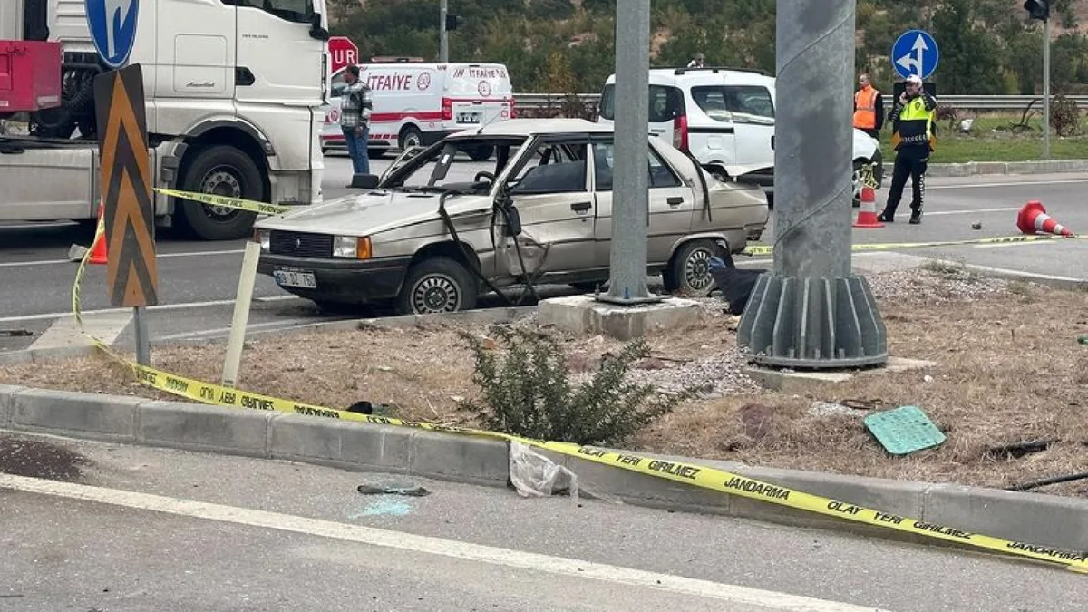 Çanakkale'de otobüs ve otomobil çarpışması iki ölüme yol açtı