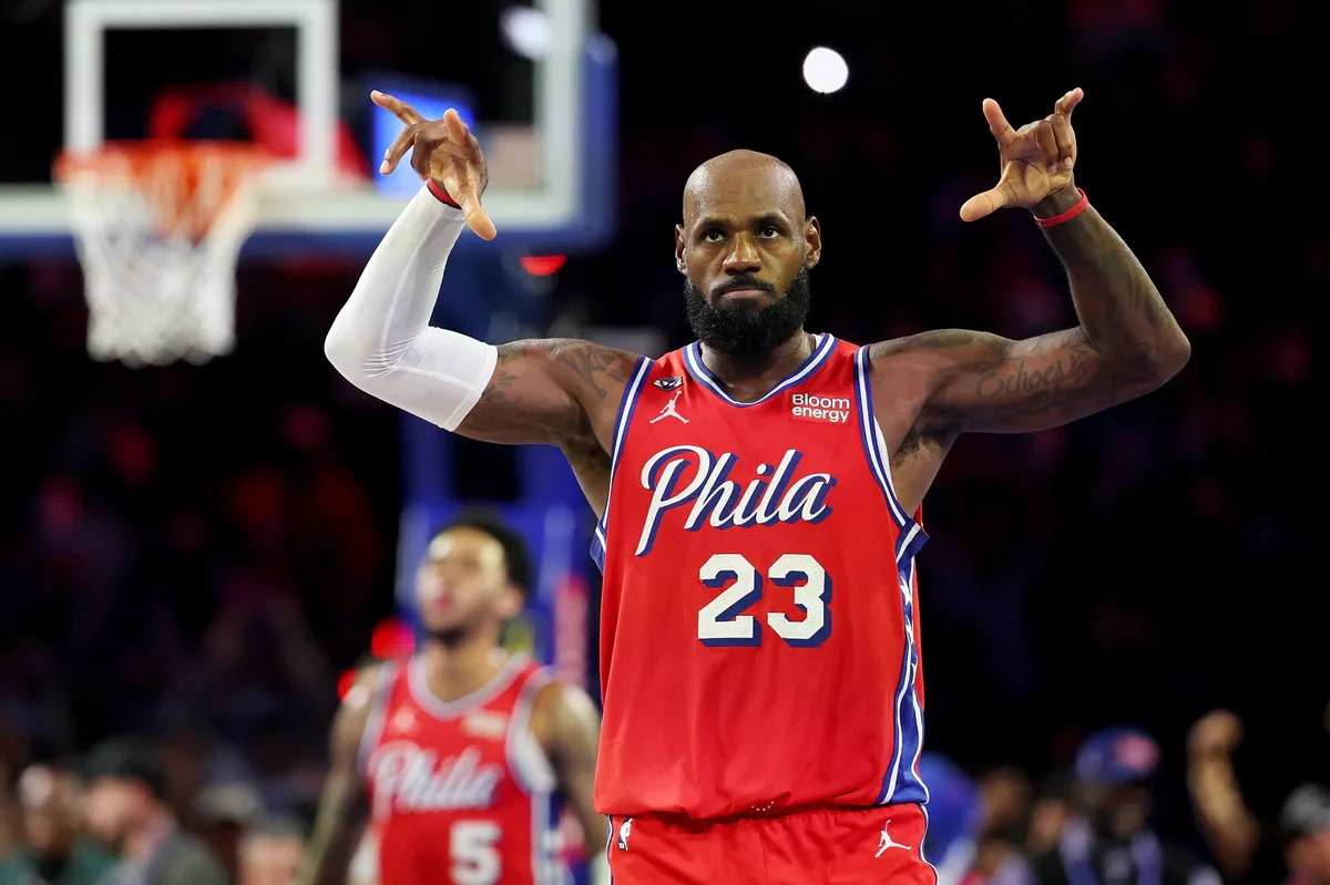 LeBron James guida i 76ers al successo per 98-93 sui Knicks all'esordio in NBA Cup