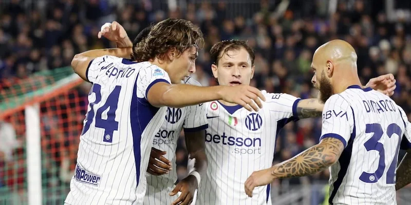 Inter verslaat Venezia met 2-0 dankzij twee eigen doelpunten en komt naast Lazio aan kop in de Serie A