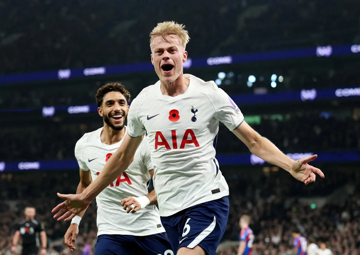 Tottenham Beat Crystal Palace 2-0 for Third Straight Premier League Win