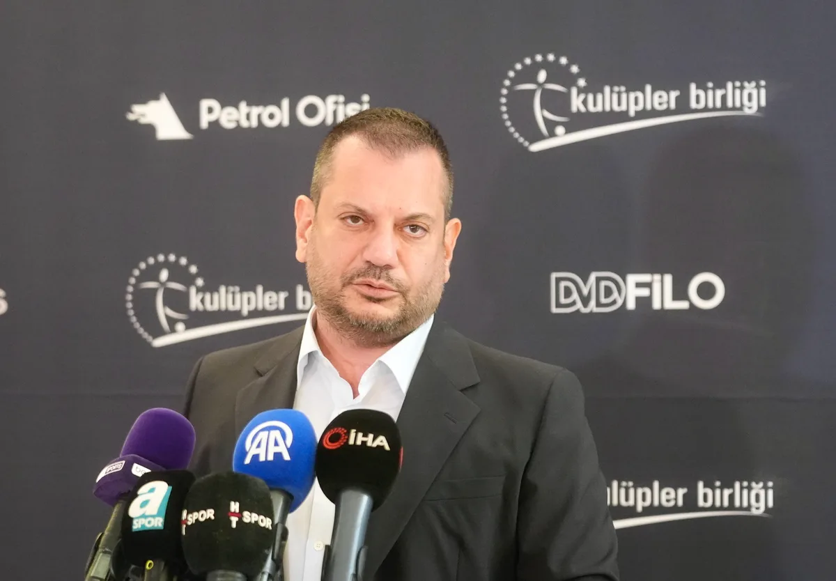 Trabzonspor-Präsident Ertuğrul Doğan dankt den Fans nach ausverkauftem Spiel gegen Hearts