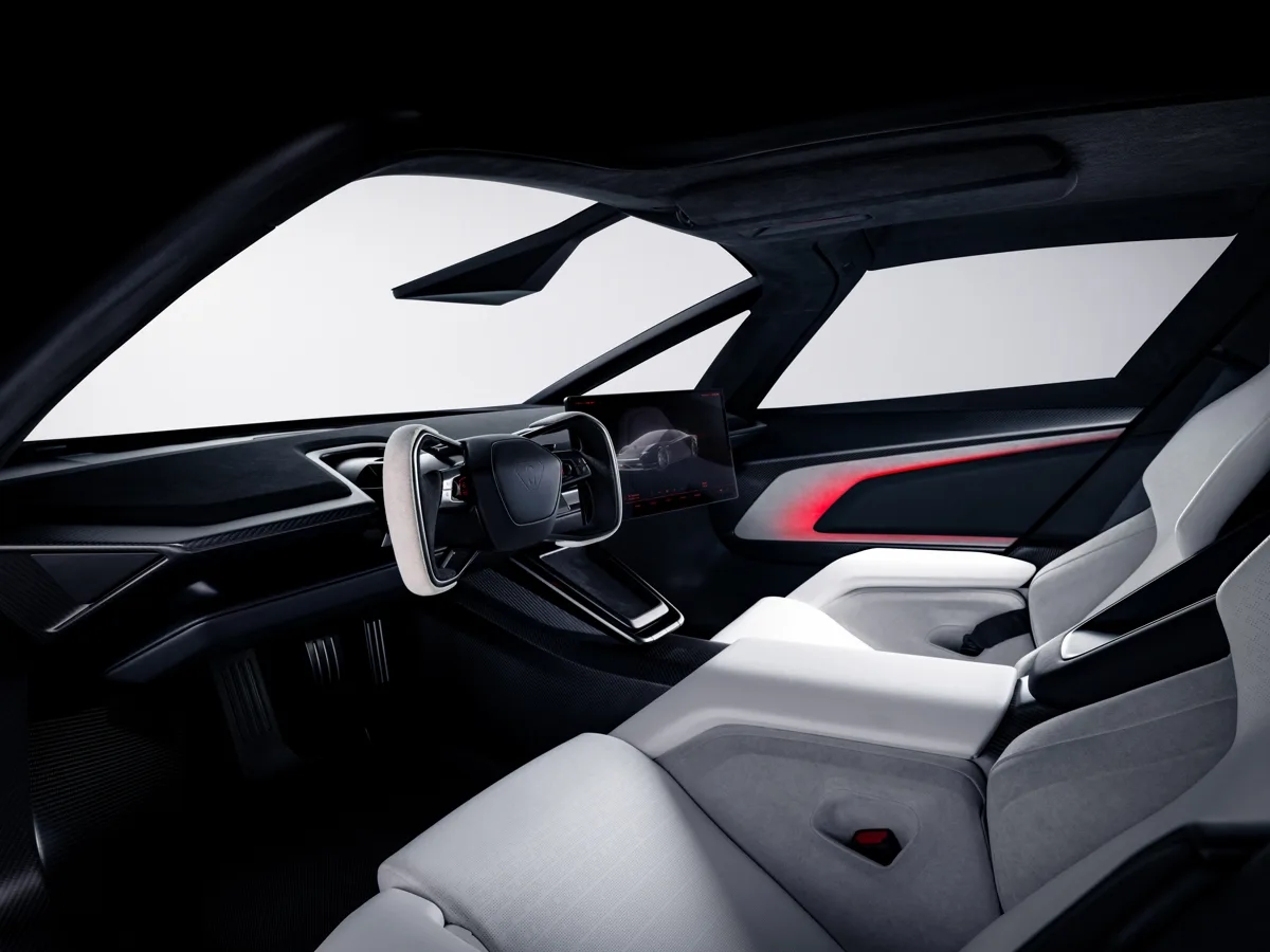 Het interieur van de Roadster, met een yoke-stuur en een centraal aanraakscherm.