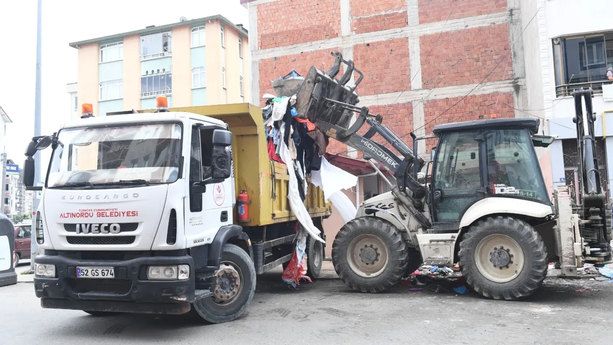 À Ordu, 20 camions de déchets retirés d’une maison après des plaintes pour mauvaises odeurs
