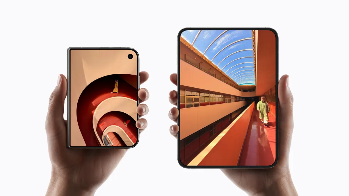 De iPhone Duo dichtgeklapt, met het 5,4-inch buitenscherm, en opengeklapt, met het 7,6-inch binnenscherm.