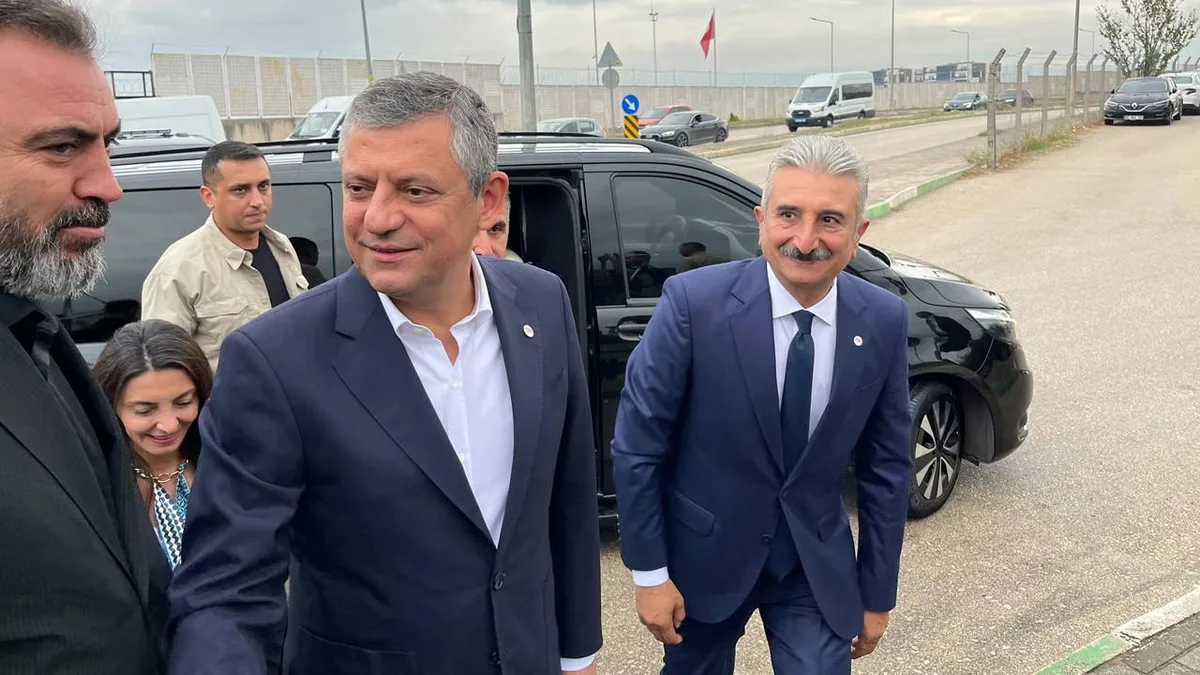 Il leader del YENİ Parti Özgür Özel visita il sindaco incarcerato di Bursa Mustafa Bozbey