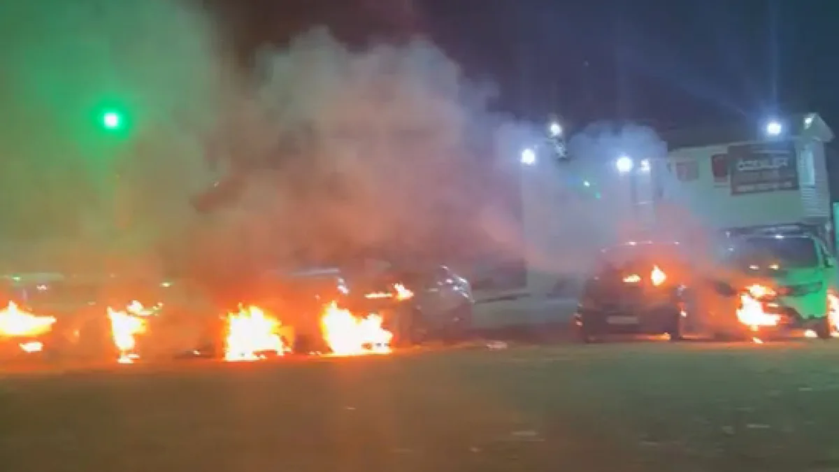 Incendio intencionado en galería de coches de Antalya deja seis vehículos dañados