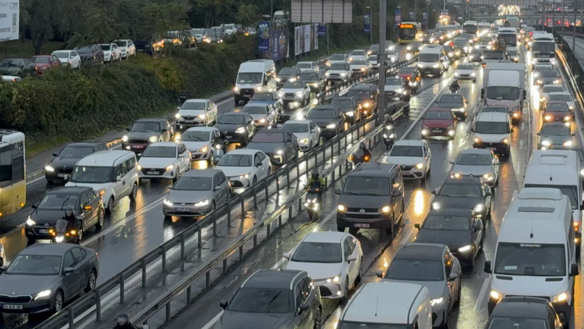 Regen en de wedstrijd Galatasaray-Barcelona stuwen het verkeer in Istanbul naar 89%