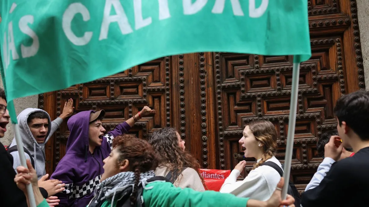 La polizia usa i manganelli contro gli insegnanti alla protesta sulla politica educativa a Madrid