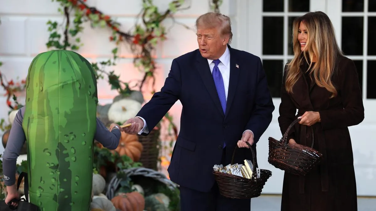 Donald und Melania Trump verteilen Halloween-Süßigkeiten an Kinder im Weißen Haus