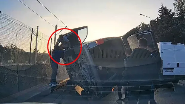 Accident à Bursa : une camionnette se renverse sur une voiture après avoir été percutée par un camion