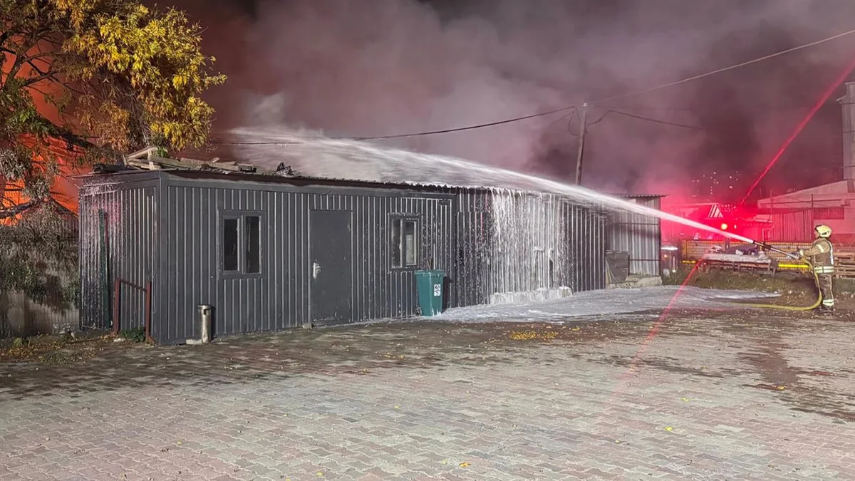 Brand in Möbelwerkstatt breitet sich auf benachbarte Geschäfte im Istanbuler Stadtteil Esenyurt aus