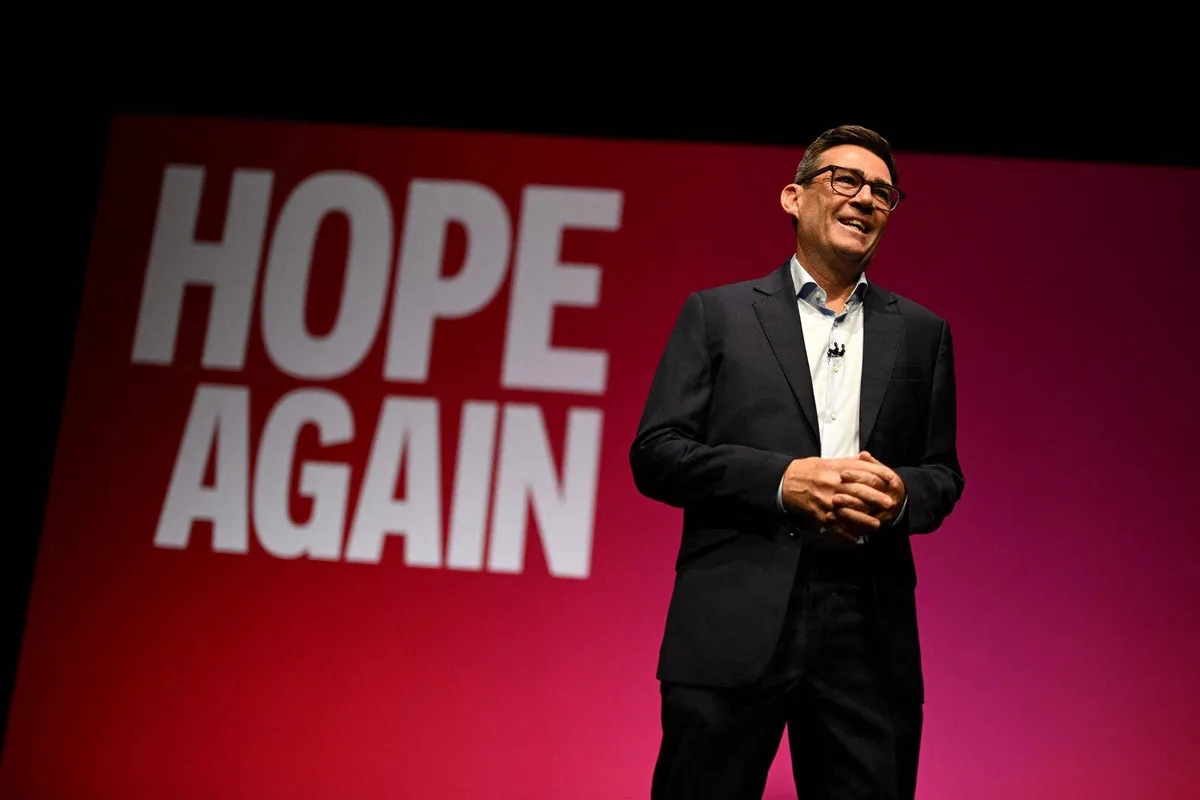Il Primo Ministro britannico Andy Burnham considera il ritorno nell'UE