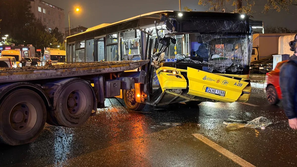 IETT Bus Hits Parked Truck in Istanbul’s Bağcılar District; No Injuries Reported