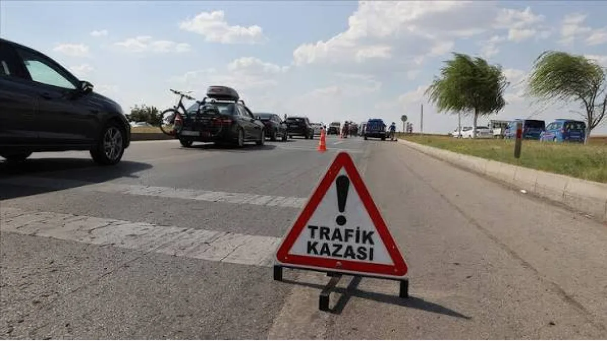 Operation in Adana zielt auf mutmaßlichen Versicherungsbetrug mit fingierten Unfällen bei 17 Unternehmen; 77 in Gewahrsam