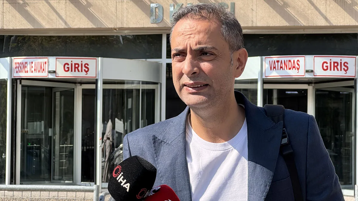 Il giornalista Murat Ağırel arriva al tribunale di Istanbul per rendere dichiarazioni nell’indagine su un fondo