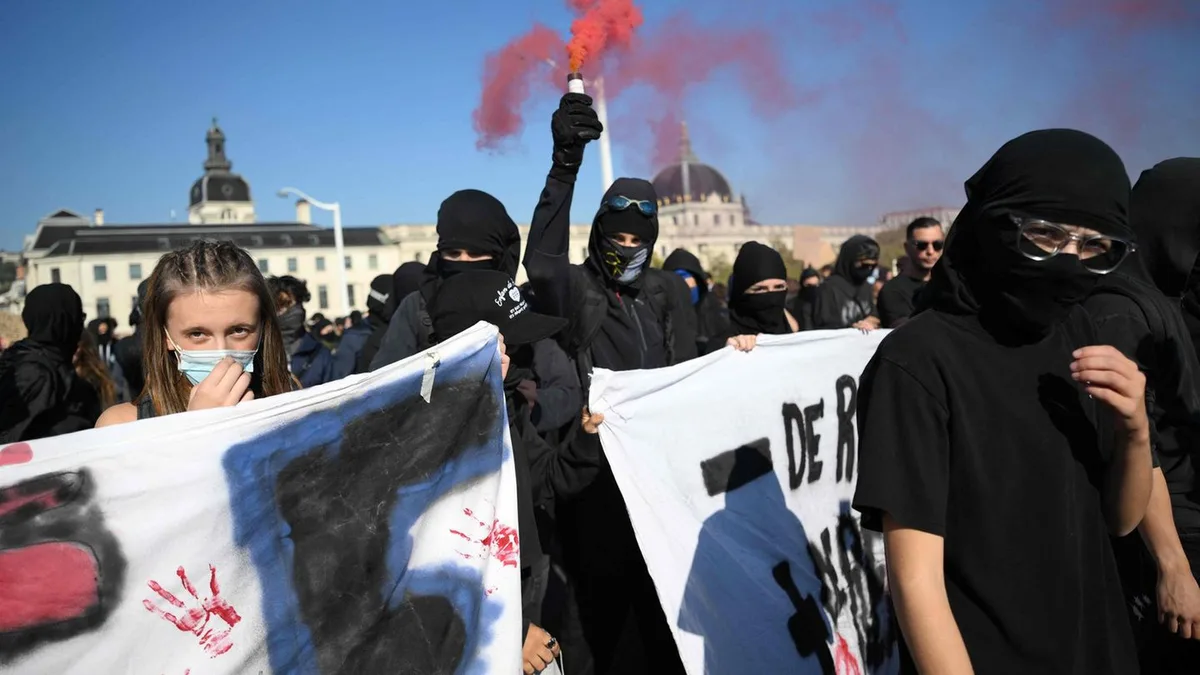Le proteste studentesche in Francia si ampliano mentre il presidente Macron tiene una riunione di crisi