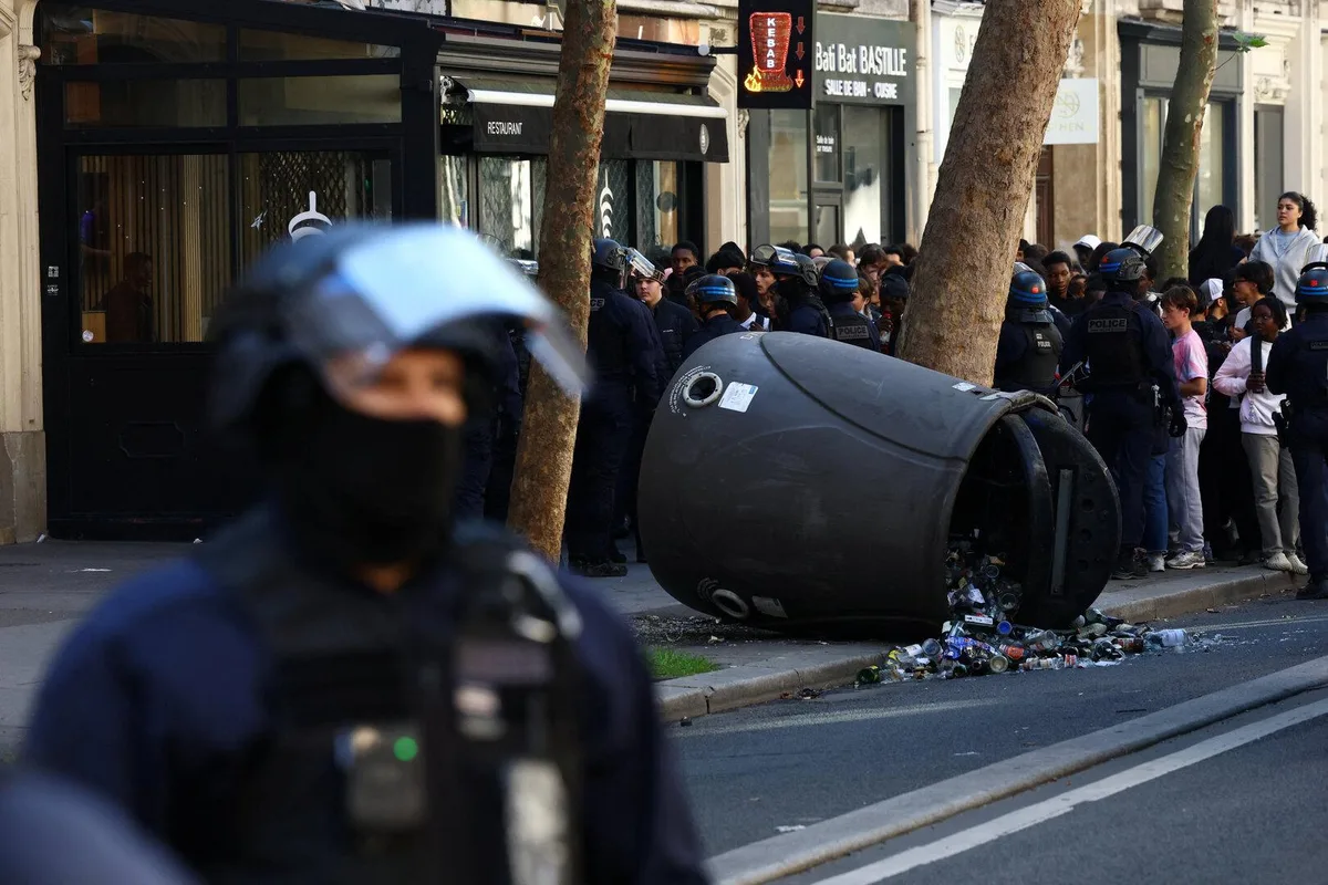 Un 15enne perde una mano a causa di una granata della polizia durante le proteste studentesche in Francia