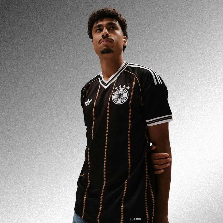 Deutschlands Nationalmannschaft präsentiert neues schwarzes Trikot unter Klopp