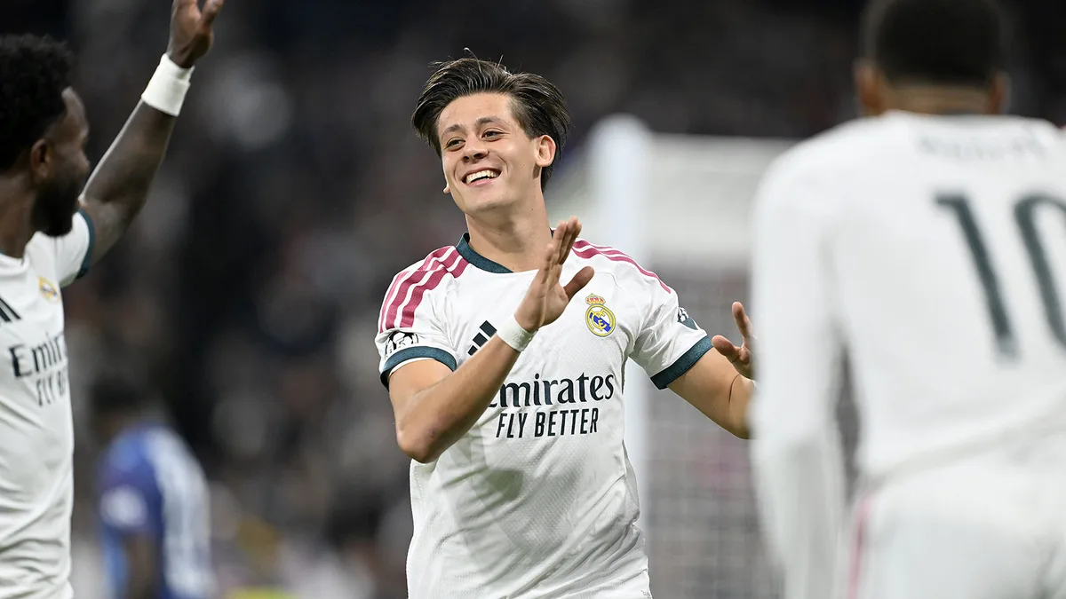 Arda Güler schenkt clublegende Guti een gesigneerd Real Madrid-shirt
