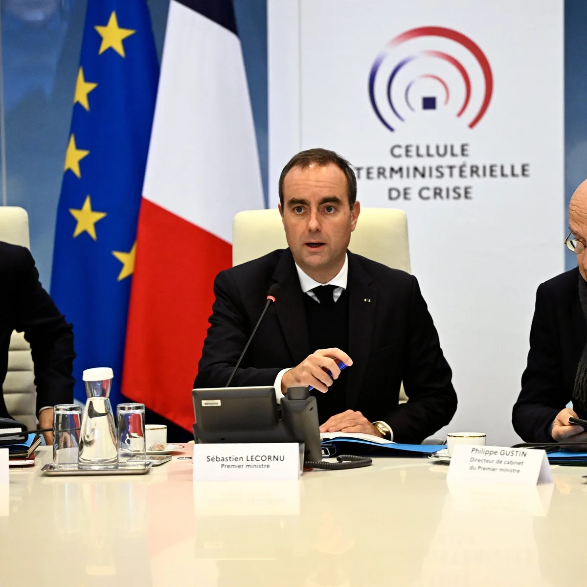El ministro del Interior francés admite que la policía perdió el control durante los disturbios; Macron rechaza su dimisión