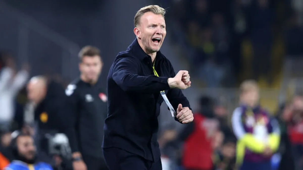 Fenerbahçe Coach Dirk Kuyt Apologizes After 2-1 Loss to Göztepe