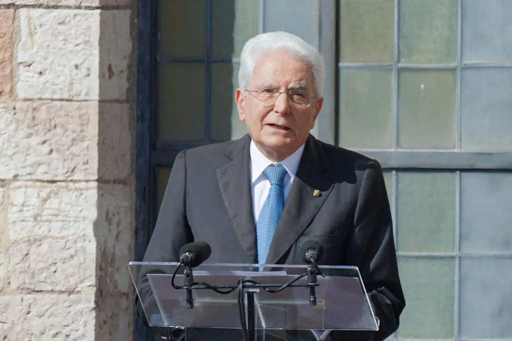 Le président italien Mattarella accorde la clémence à trois personnes, dont un bijoutier ayant tué des voleurs