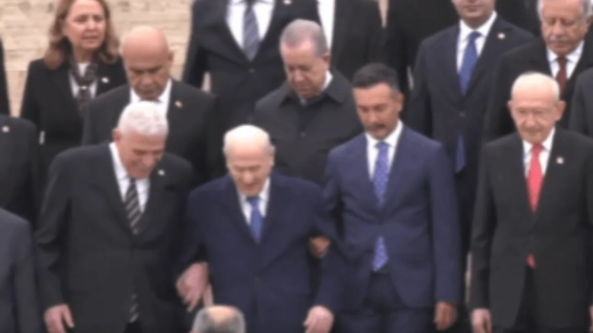 Müsavat Dervişoğlu helpt Devlet Bahçeli de trappen van Anıtkabir af tijdens de ceremonie voor de Dag van de Republiek