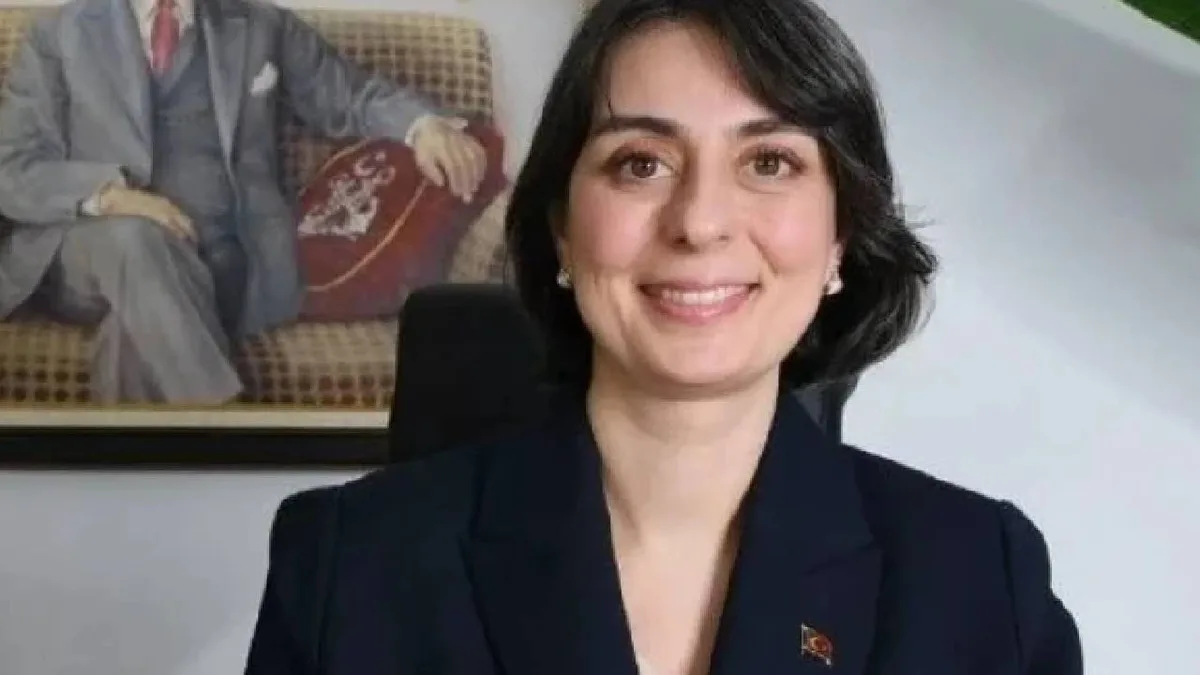Burgemeester van Üsküdar Sinem Dedetaş vrijgelaten onder huisarrest