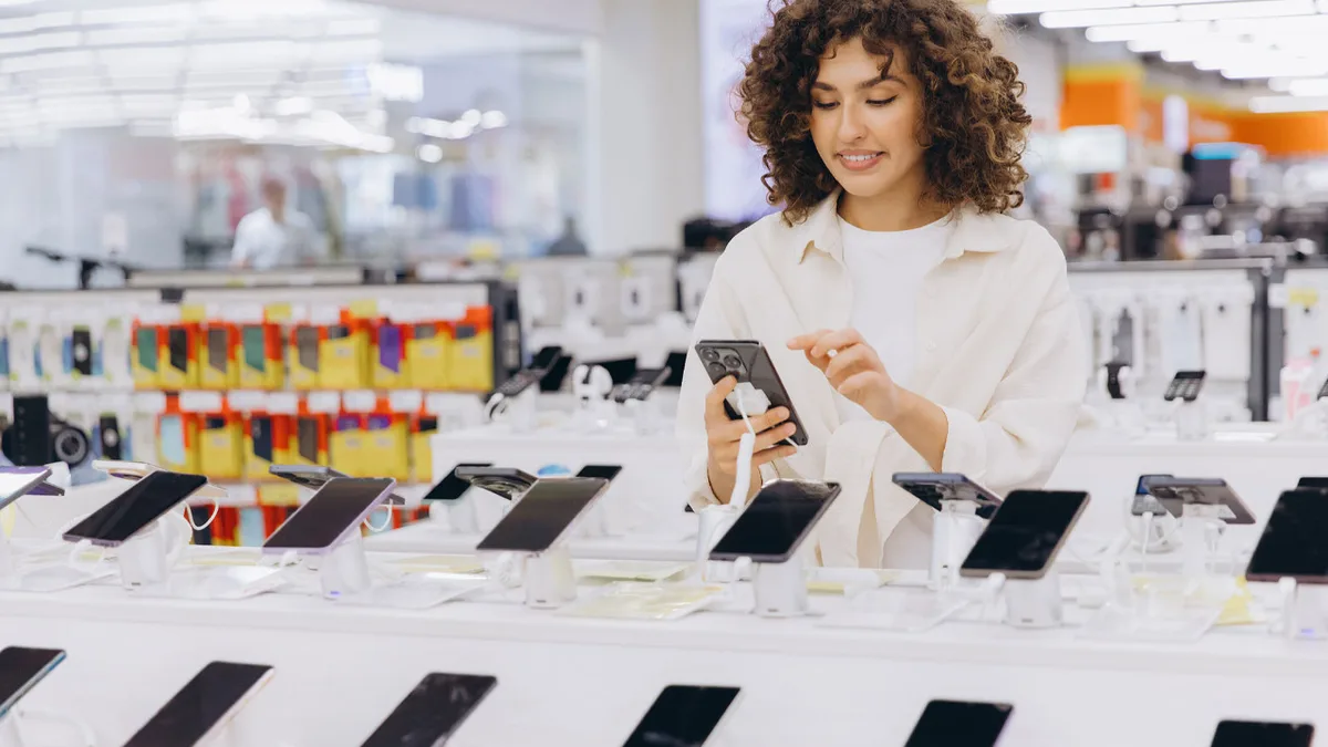 Tekort aan geheugenchips stuwt smartphoneprijzen met 20 procent omhoog, terwijl leveringen het laagste niveau in 14 jaar bereiken