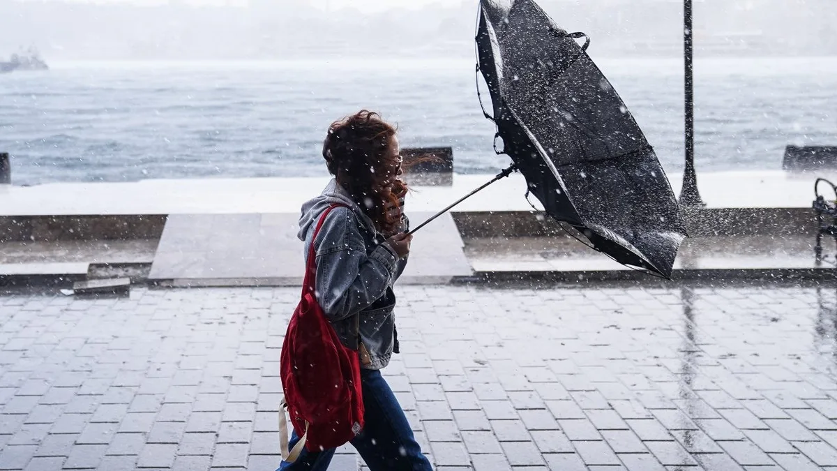 Gouverneurskantoor Istanbul waarschuwt voor zware regen en stormen in negen districten