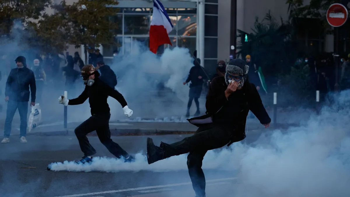 320 000 personnes manifestent dans toute la France, où des affrontements et des gaz lacrymogènes marquent les rassemblements du soir