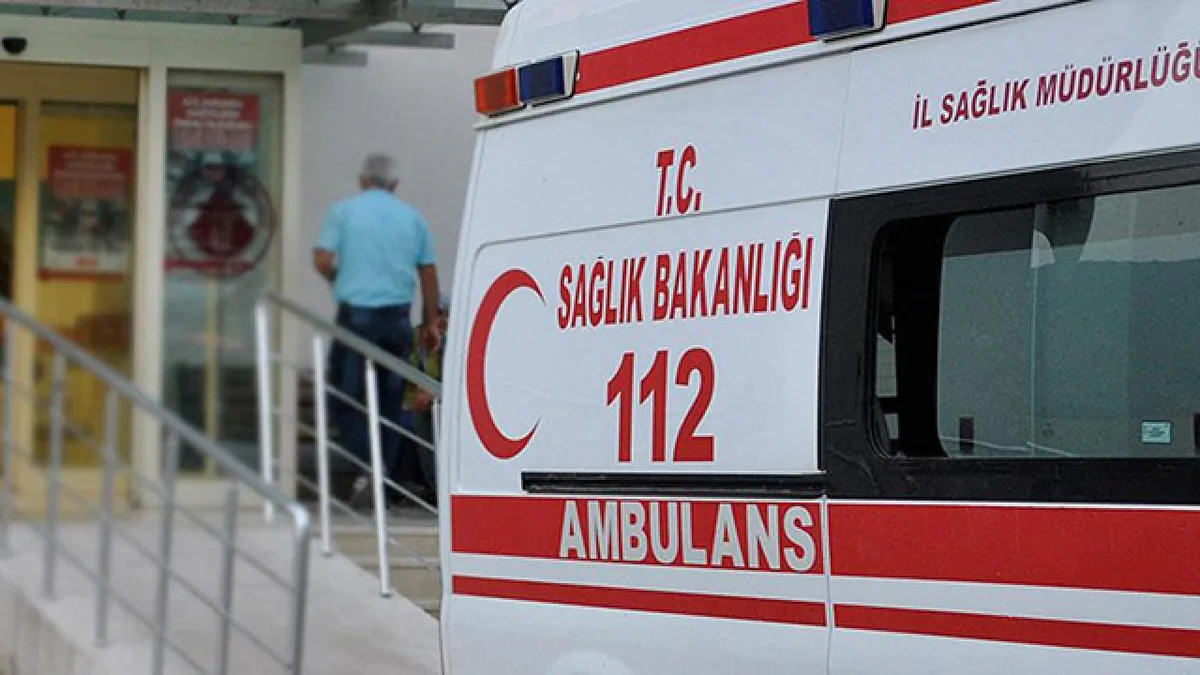 Minibus finisce in un giardino a bordo strada a Silifke: 17 feriti