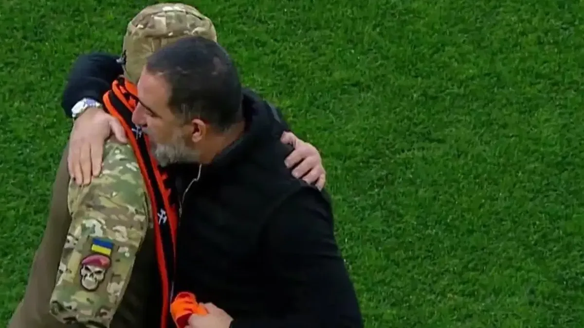 Arda Turan schenkt einem ukrainischen Veteranen, der im Krieg einen Arm verloren hat, ein Trikot