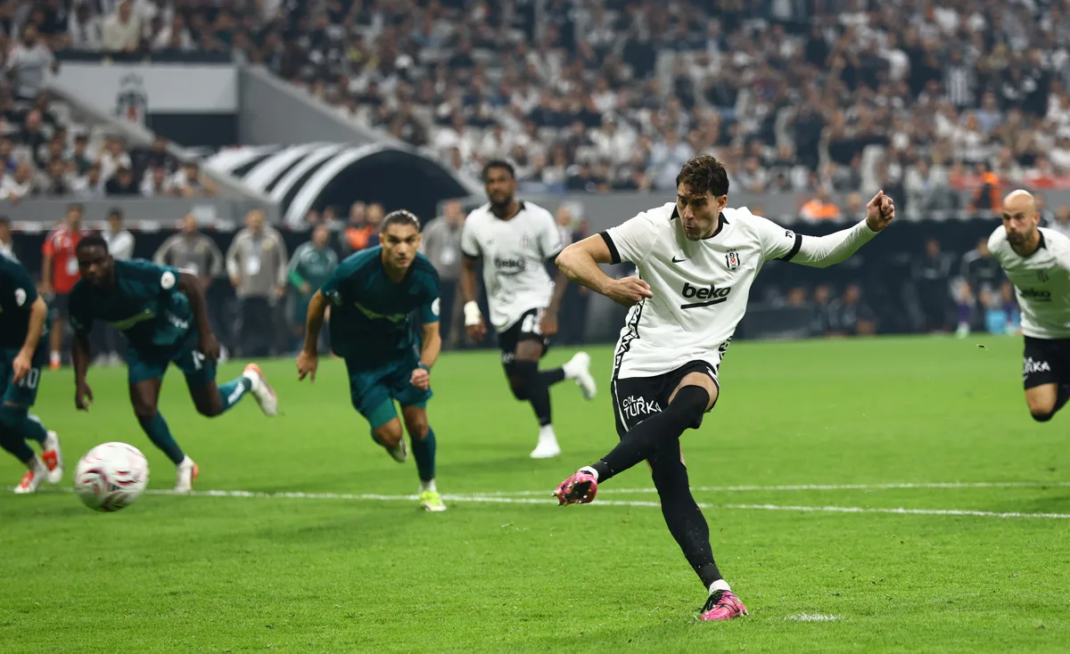 Dusan Vlahovic atribuye a Orkun Kökçü el récord del Beşiktaş tras vencer al Kocaelispor