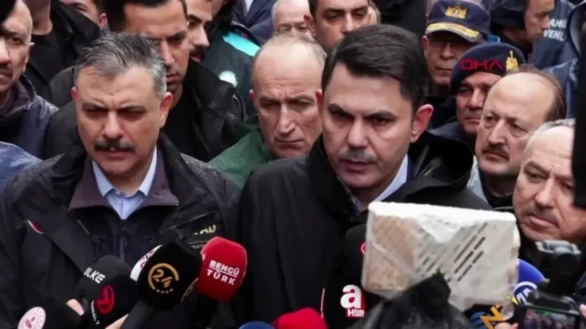 Minister besichtigen das überflutete Ayazağa, während Kurum verrohrte Bäche und mangelhafte Infrastruktur als Ursachen nennt