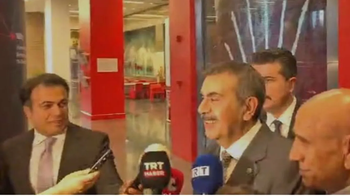 Le ministre de l’Éducation Yusuf Tekin rend visite au chef du CHP Kemal Kılıçdaroğlu pour l’inviter au mariage de sa fille