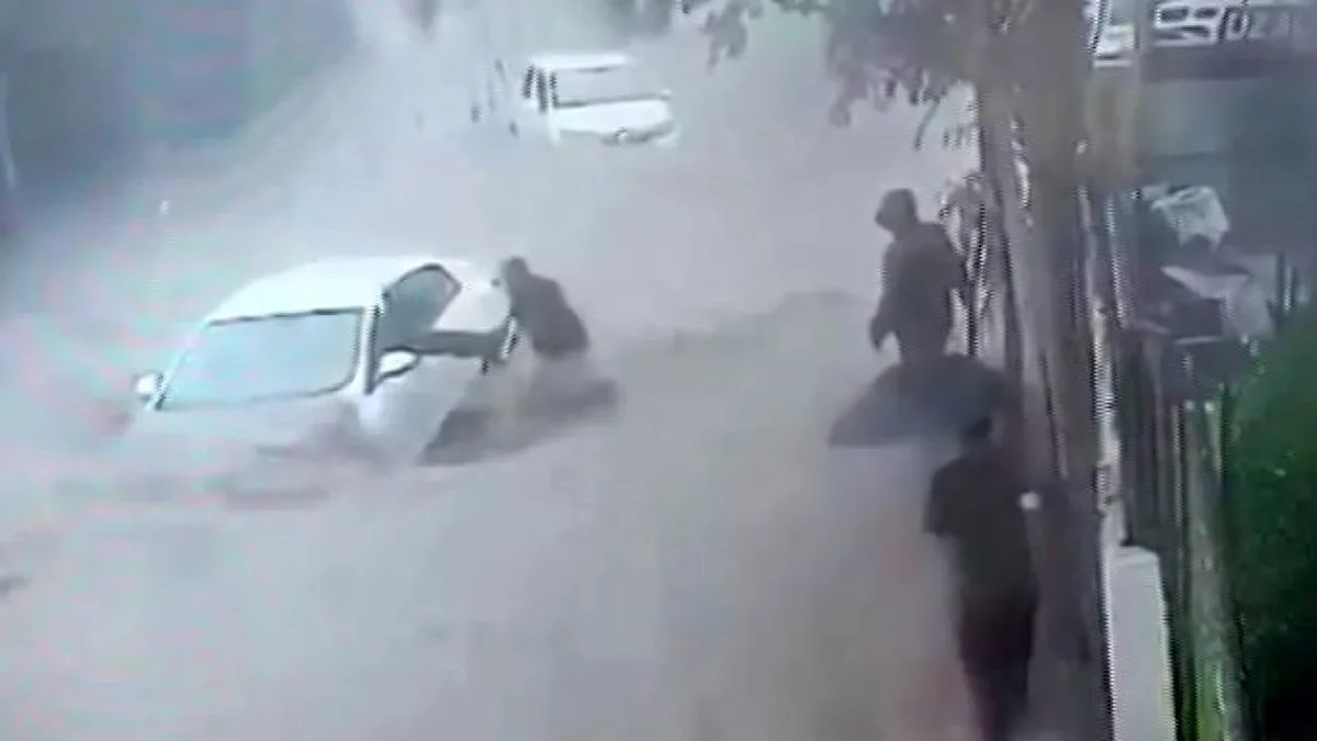 Un comerciante rescata a un conductor atrapado en las aguas de la inundación en Ayazağa, Estambul