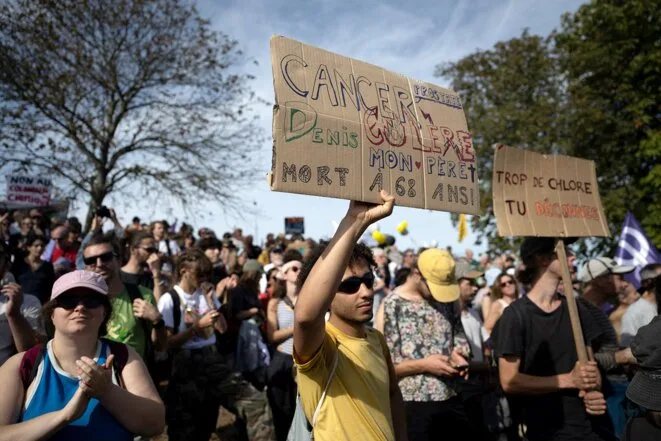 Migliaia di manifestanti contro i pesticidi vicino alla fabbrica Syngenta in Francia